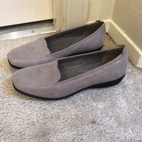 Clarks slip on loafer sz 6.5 - Picture 2 of 3